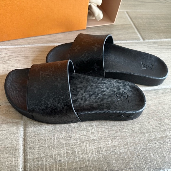 Women’s size 7.5 or Men’s size 5.5 LV slides. Retails today for $690. Like new - Picture 7 of 12